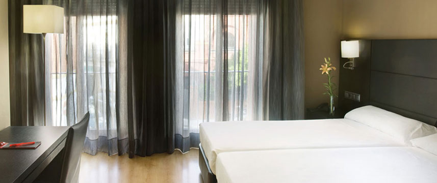 Medium Virgen De Los Reyes Hotel Triple Medium Virgen De Los Reyes Hotel Triple